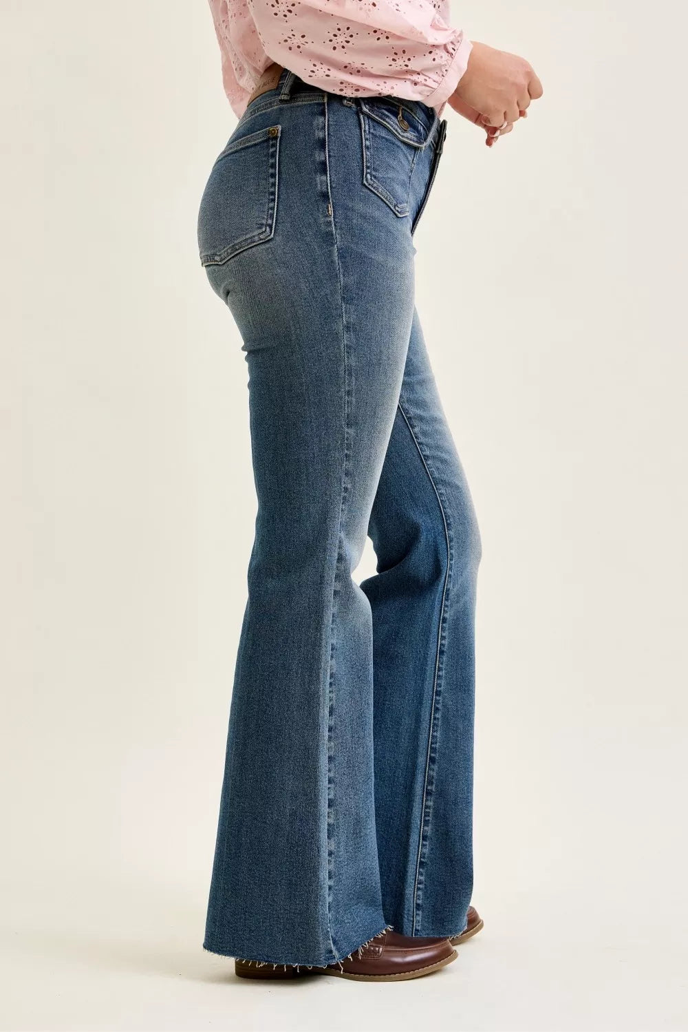 judy-blue-mid-rise-flare-jeans-with-front-flap-pockets Image 2