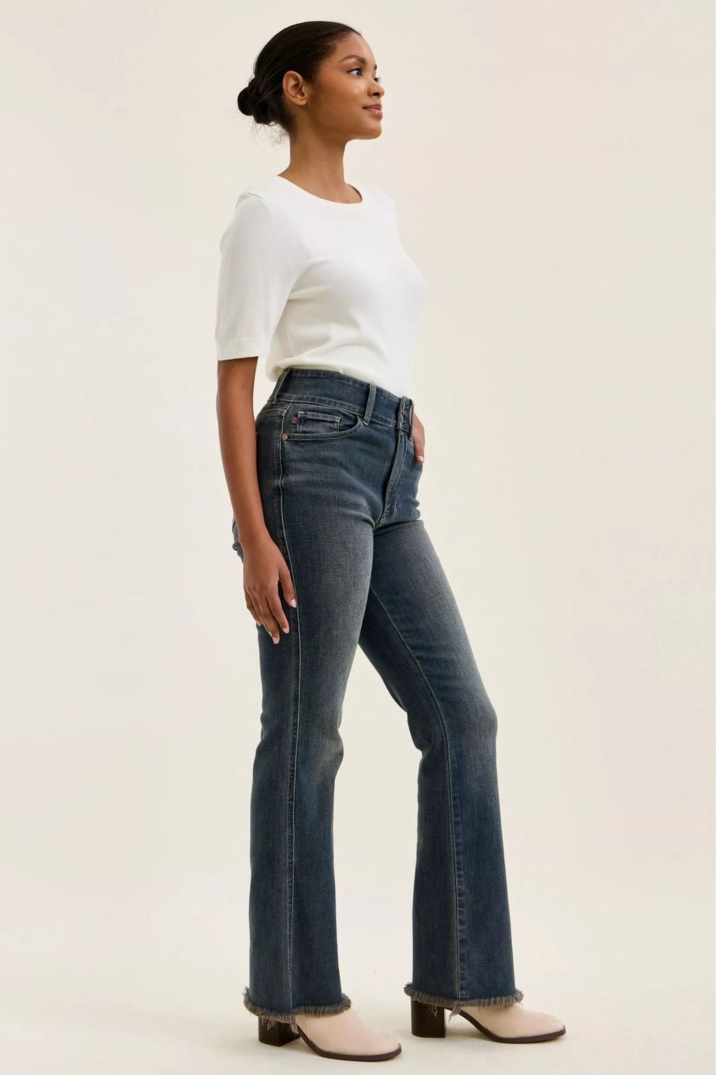 judy-blue-high-waist-double-button-frayed-hem-jeans Image 10