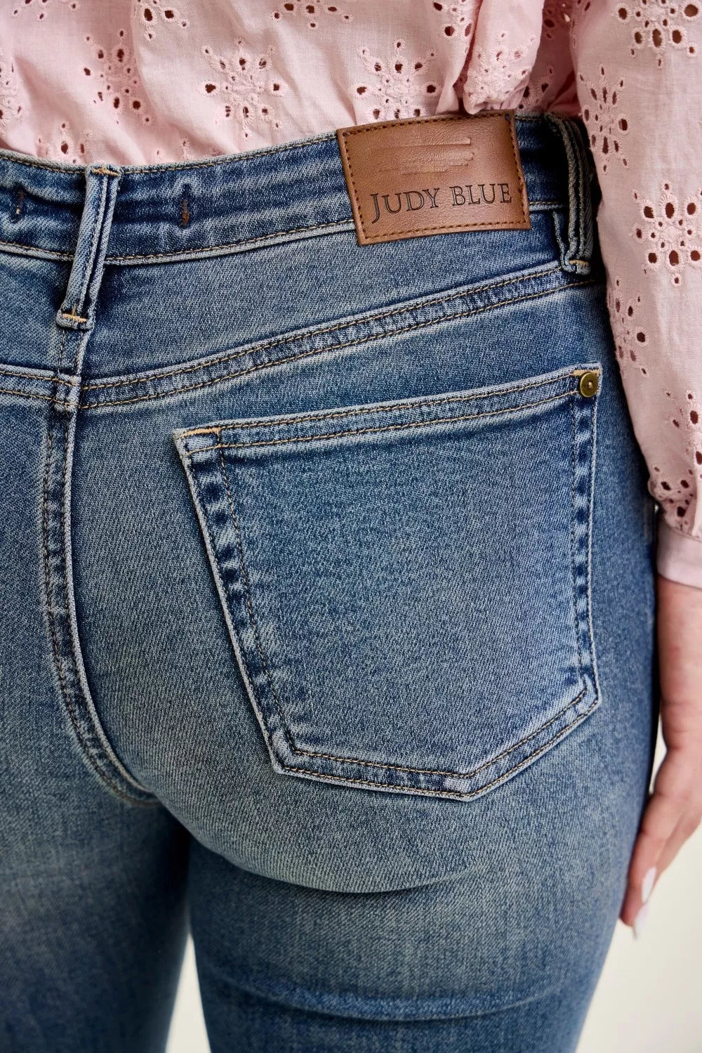 judy-blue-mid-rise-flare-jeans-with-front-flap-pockets Image 5