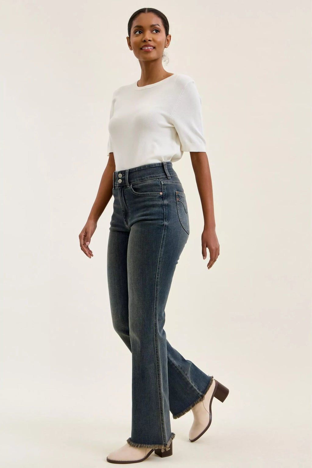 judy-blue-high-waist-double-button-frayed-hem-jeans Image 8