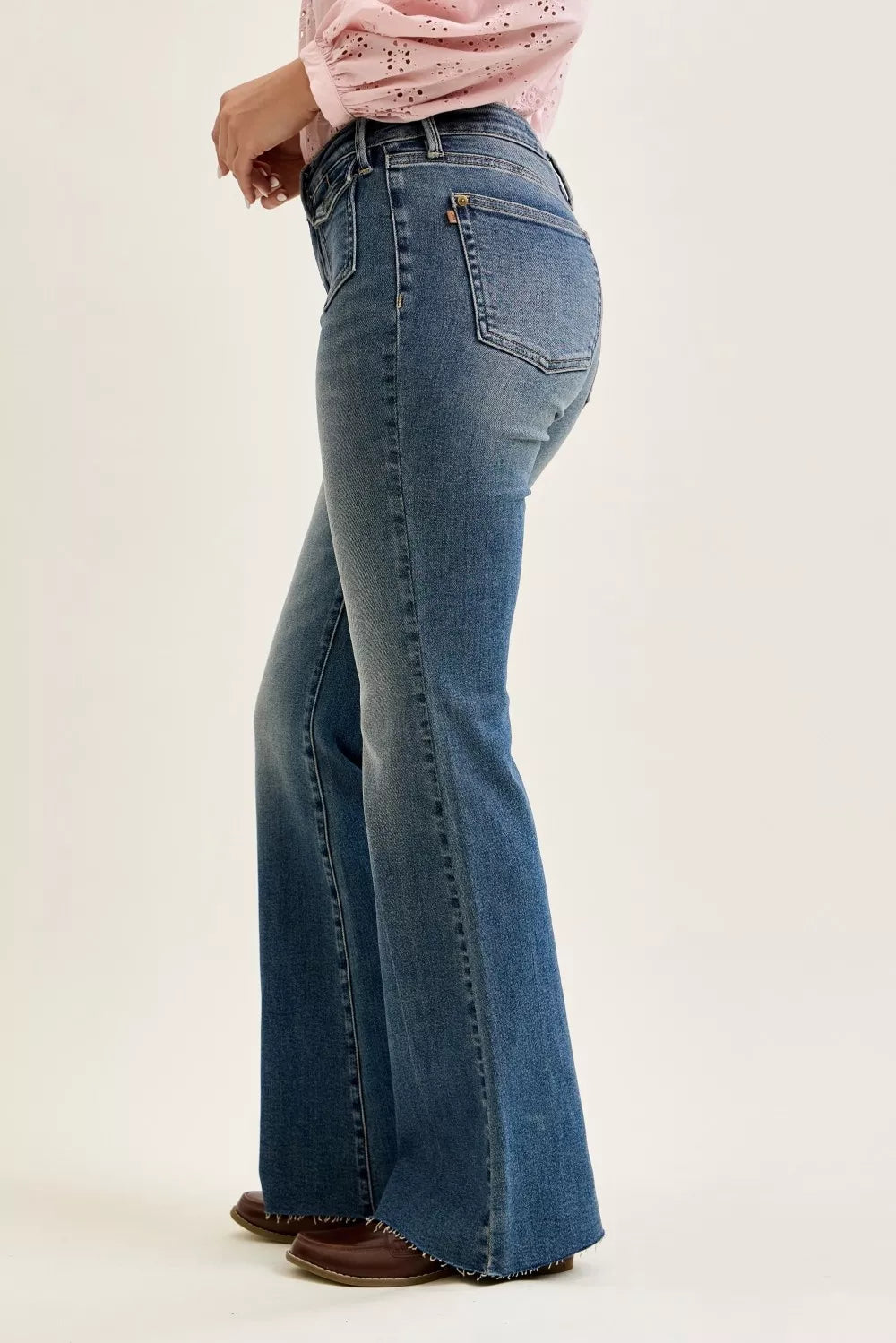 judy-blue-mid-rise-flare-jeans-with-front-flap-pockets Image 3