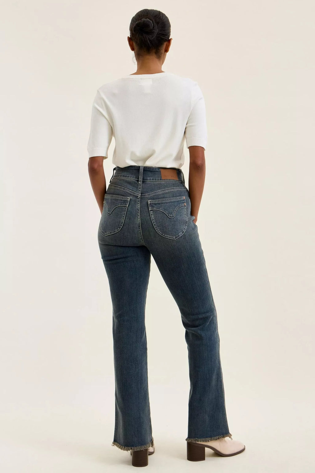 judy-blue-high-waist-double-button-frayed-hem-jeans Image 9