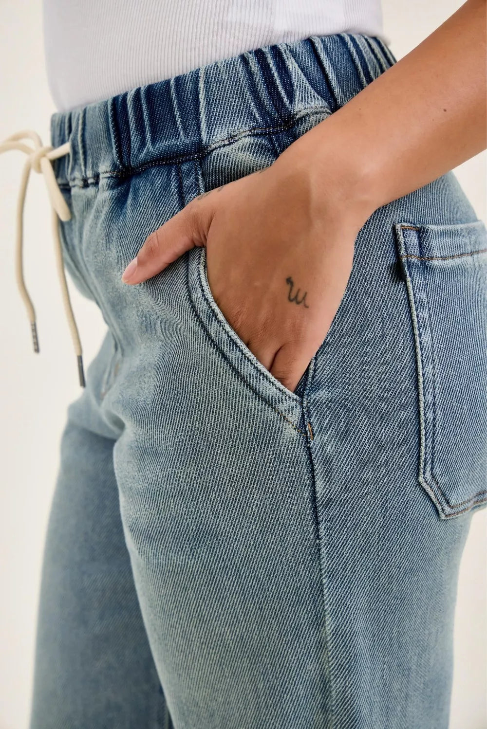 judy-blue-hight-waist-wilhelmina-baggy-jeans-with-md-aged-stone-blue-wash Image 5
